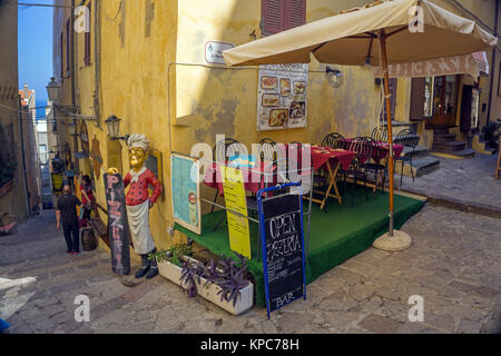 Pizzeria in un vicolo, borgo antico di Castelsardo, Sardegna, Italia, mare Mediterraneo, Europa Foto Stock