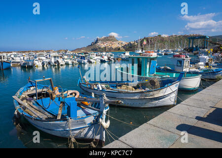 Vista dal porto sul villaggio Castelsardo, Sardegna, Italia, mare Mediterraneo, Europa Foto Stock