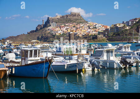 Vista dal porto sul villaggio Castelsardo, Sardegna, Italia, mare Mediterraneo, Europa Foto Stock