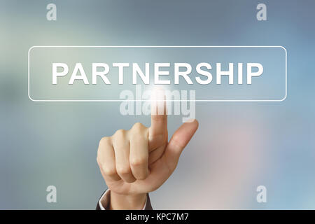 Mano di business facendo clic sul pulsante di partenariato su sfondo sfocato Foto Stock