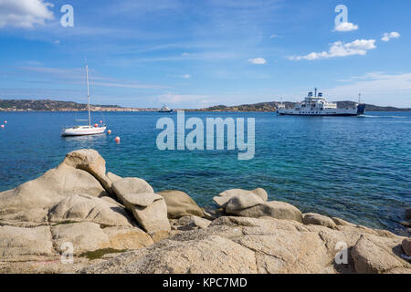 I blocchi di granito presso la costa di Palau, dietro il traghetto sul modo di Maddalena, Costa Smeralda, Sardegna, Italia, mare Mediterraneo, Europa Foto Stock