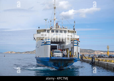 Faehre Anlegende bei Palau, dahinter Die Insel La Maddalena, Costa Smeralda, Sardinien Italien, Mittelmeer, Europa | traghetto a Palau, dietro la Maddalena Foto Stock