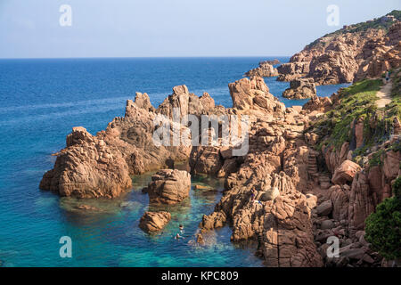 Spiaggia balneare presso la costa rocciosa di Costa Paradiso, rocce di porfido, Sardegna, Italia, mare Mediterraneo, Europa Foto Stock