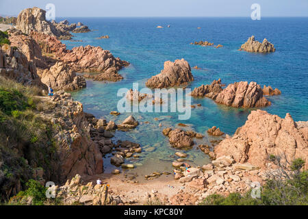 Spiaggia balneare presso la costa rocciosa di Costa Paradiso, rocce di porfido, Sardegna, Italia, mare Mediterraneo, Europa Foto Stock