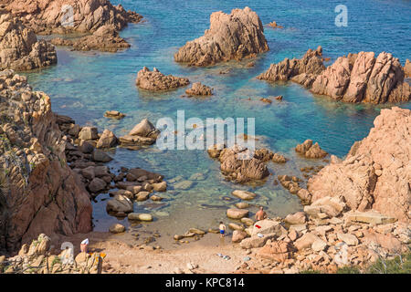 Spiaggia balneare presso la costa rocciosa di Costa Paradiso, rocce di porfido, Sardegna, Italia, mare Mediterraneo, Europa Foto Stock