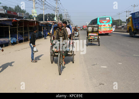 Una batteria-run rickshaw solcare le Dhaka-Aricha autostrada vicino Amin Bazar a Dhaka Foto Stock