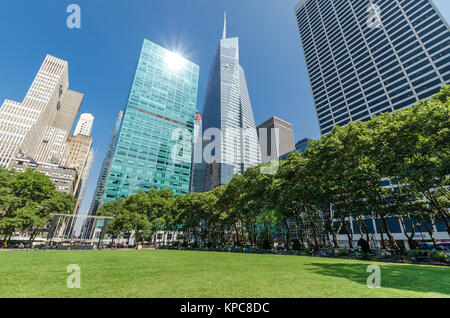 NEW YORK - Lug 22: Il grande prato in Bryant Park sulla luglio 22, 2014 a New York. Bryant Park è un 9.603 acri di parco pubblico si trova nella città di New York bo Foto Stock