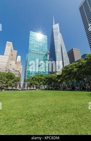 NEW YORK - Lug 22: Il grande prato in Bryant Park sulla luglio 22, 2014 a New York. Bryant Park è un 9.603 acri di parco pubblico si trova nella città di New York bo Foto Stock