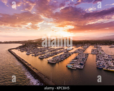 Vista aerea del tramonto nuvole sopra Santa Barbara porto, Santa Barbara, California Foto Stock