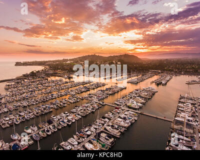 Vista aerea del tramonto nuvole sopra Santa Barbara porto, Santa Barbara, California Foto Stock