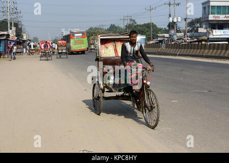 Una batteria-run rickshaw solcare le Dhaka-Aricha autostrada vicino Amin Bazar a Dhaka Foto Stock