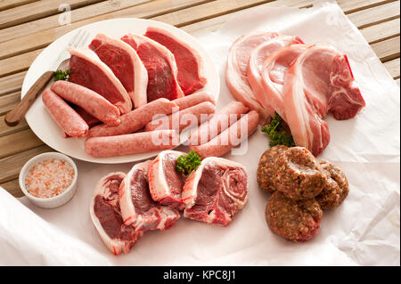 Un assortimento di tagli di carne cruda Foto Stock