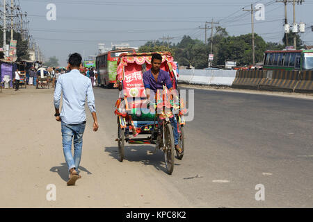 Una batteria-run rickshaw solcare le Dhaka-Aricha autostrada vicino Amin Bazar a Dhaka Foto Stock