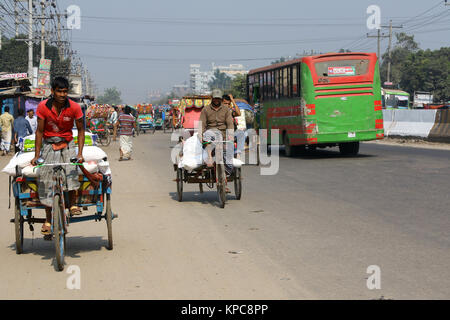 Una batteria-run rickshaw solcare le Dhaka-Aricha autostrada vicino Amin Bazar a Dhaka Foto Stock