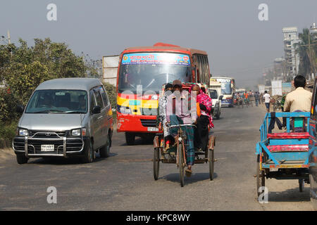 Una batteria-run rickshaw solcare le Dhaka-Aricha autostrada vicino Amin Bazar a Dhaka Foto Stock