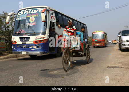 Una batteria-run rickshaw solcare le Dhaka-Aricha autostrada vicino Amin Bazar a Dhaka Foto Stock