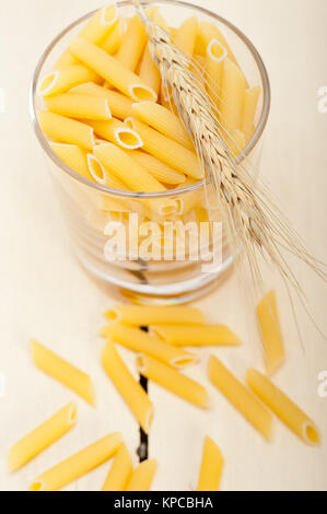 La pasta italiana Le penne con grano Foto Stock