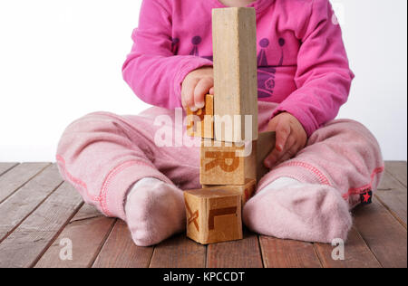 Il Toddler Girl giocando con dei blocchi di legno Foto Stock