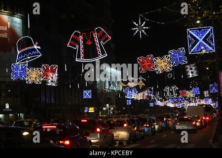 Bucarest, Romania - 09 dicembre 2017: notturni nel centro di Bucarest quando le luci di Natale e le decorazioni sono di a. Foto Stock
