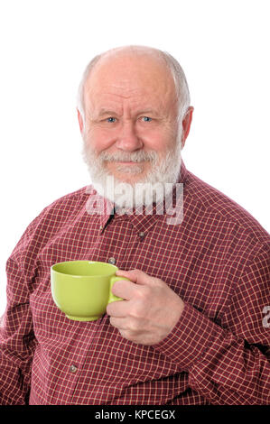 Felice l'uomo senior con tazza verde, isolato su bianco Foto Stock