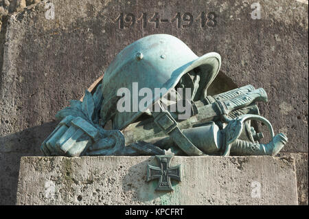 Un monumento della I Guerra Mondiale, dettaglio casco, armi e croce di ferro della Turingia reggimento di fanteria n. 95, bronzo su piedistallo di pietra Foto Stock