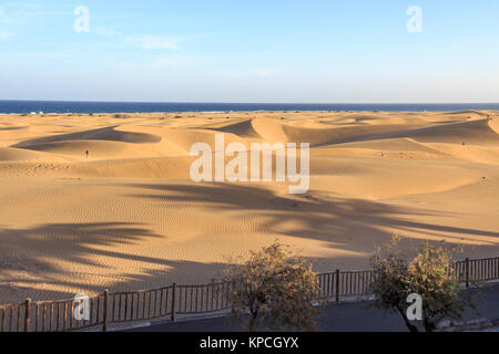 Maspalomas dune di sabbia, Playa del Inglés resort per vacanze isole Canarie di Gran Canaria,isola spagnola, al largo della costa del nord Africa occidentale dicembre 2017 Foto Stock