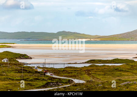 Le sabbie della spiaggia Luskentire su South Harris nelle Ebridi Esterne dalla A859 coast road. Foto Stock