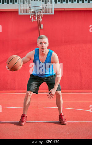 Uomo di strada gioca a basket Foto Stock