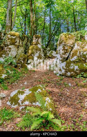 Mithraic temple (Mitreo II secolo) situato nel bosco di castagni sopra Rozanec, Bela Krajina (bianco Carniola) regione, la Slovenia, l'Europa. Foto Stock