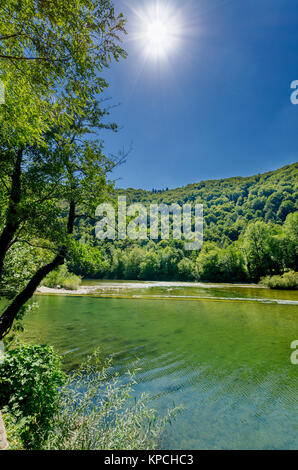 Kolpa (sloveno) o Kupa croato (fiume) in Prelesje, Bela Krajina (bianco Carniola) regione, la Slovenia, l'Europa. Foto Stock