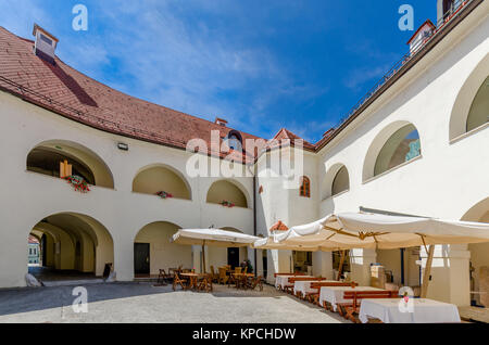 Quattrocentesco castello, sede del museo regionale, città di Metlika, Bela Krajina (bianco Carniola) regione, la Slovenia, l'Europa. Foto Stock