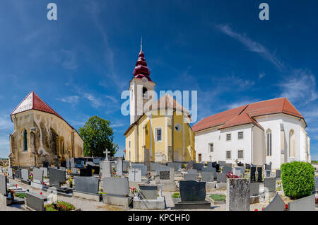 Tariffa tri - Il pellegrinaggio complesso dispone di tre chiese gotiche in Rosalnice, Bela Krajina (bianco Carniola) regione, la Slovenia, l'Europa. Foto Stock