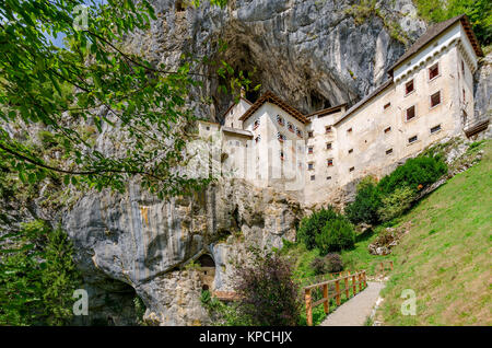 Il Castello di Predjama vicino a Postojna, Slovenia, Europa Foto Stock