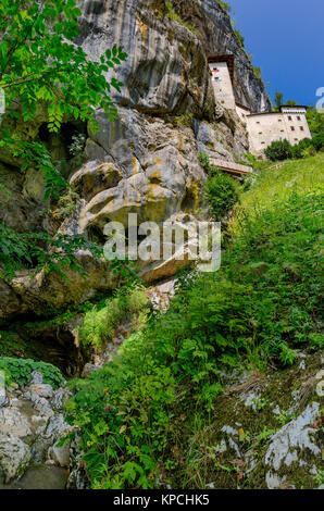 Il Castello di Predjama vicino a Postojna, Slovenia, Europa Foto Stock