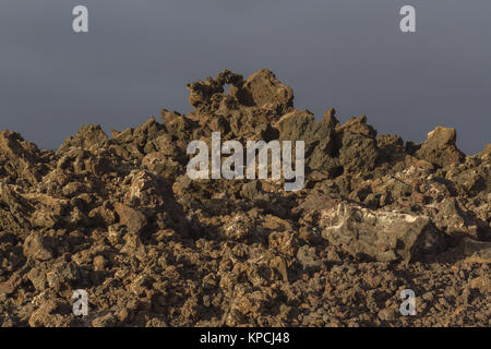 La roccia vulcanica dal flusso di lava macro. Campo di lava nel Parco Nazionale di Timanfaya a Lanzarote, Isole Canarie, Spagna. Foto Stock