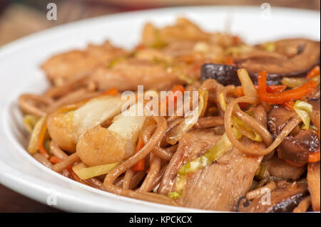 Tagliatelle di grano saraceno con pollo Foto Stock