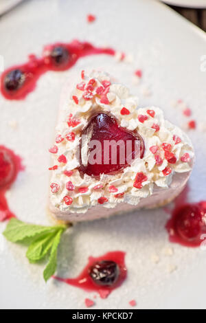 A forma di cuore la torta di San Valentino Foto Stock