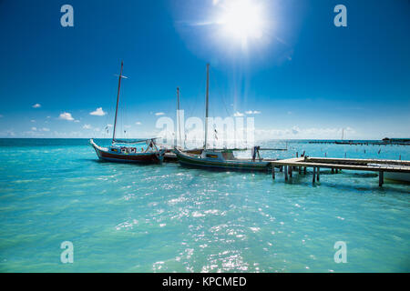 Vista panoramica dal mare in Caye Caulker dock. Caye Caulker è una piccola isola che si trova a circa 20 miglia dalla Città del Belize Belize. Foto Stock