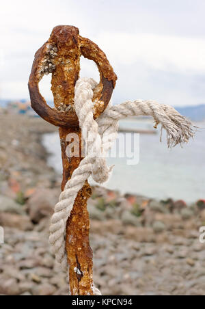 La grossa ancora sulla sabbia Foto Stock