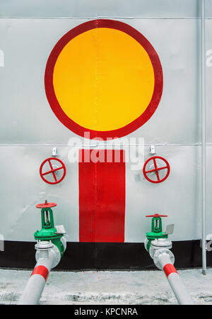 Le valvole a saracinesca presso il serbatoio di stoccaggio Foto Stock