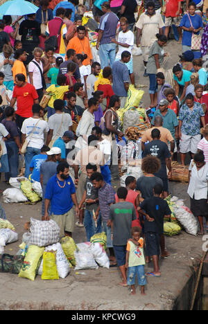 La folla in coda per Island Ferry Boat a Honiara, Isole Salomone Foto Stock