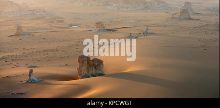 Paesaggio panoramico a El Agabat nel deserto occidentale di Egitto Foto Stock