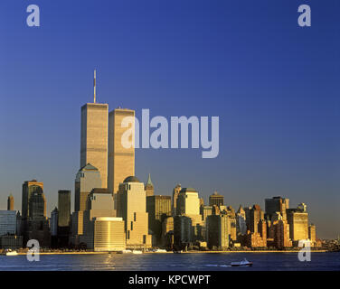 1998 storiche torri gemelle (©MINORU YAMASAKI 1973) skyline del centro del fiume Hudson MANHATTAN NEW YORK CITY USA Foto Stock