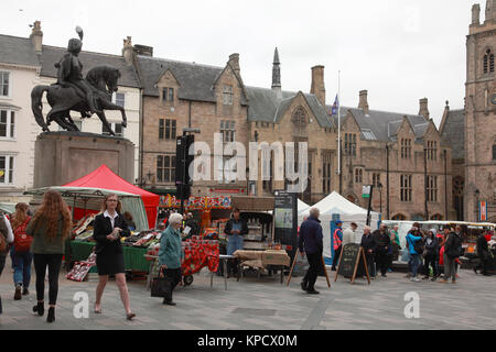 L'outdoor al mercato del sabato in luogo di mercato, Durham, occupato con acquirenti Foto Stock