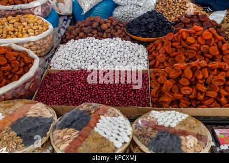 Frutta secca e noci in vendita presso il Bazaar Chorsu, Tashkent, Uzbekistan Foto Stock