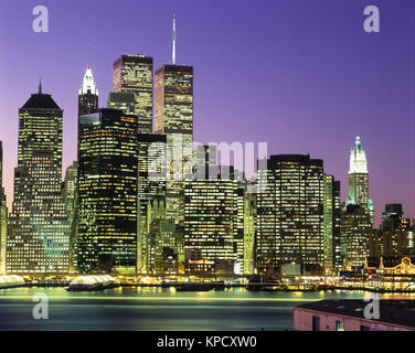 1998 storiche torri gemelle (©MINORU YAMASAKI 1973) skyline del centro EAST RIVER MANHATTAN NEW YORK CITY USA Foto Stock