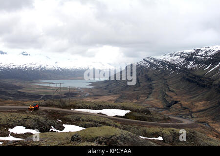 Moody cold mountain road a fiordo in Islanda Foto Stock