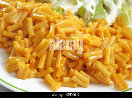 Piatto di maccheroni e formaggio con un'insalata a parte - un facile e veloce pasto Foto Stock