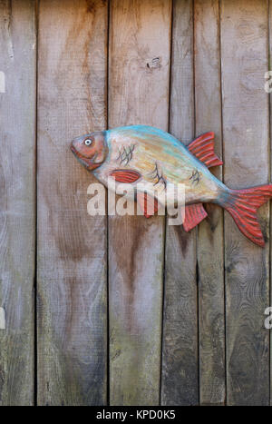 Pesce di legno su assi di legno,sfondo Foto Stock