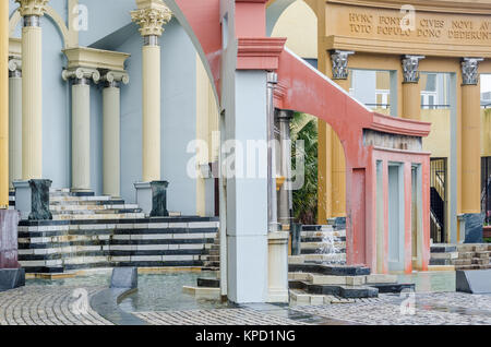 File di capitelli corinzi sopra basi fasciate su una piattaforma a gradini, Piazza d'Italia di Charles Moore, New Orleans, Louisiana, USA Foto Stock